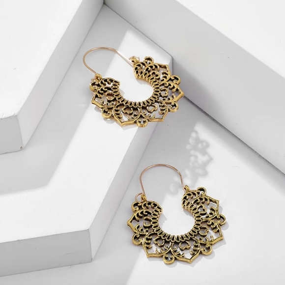 *Devon* Ornate Mandala Earrings - Picture 5 of 6